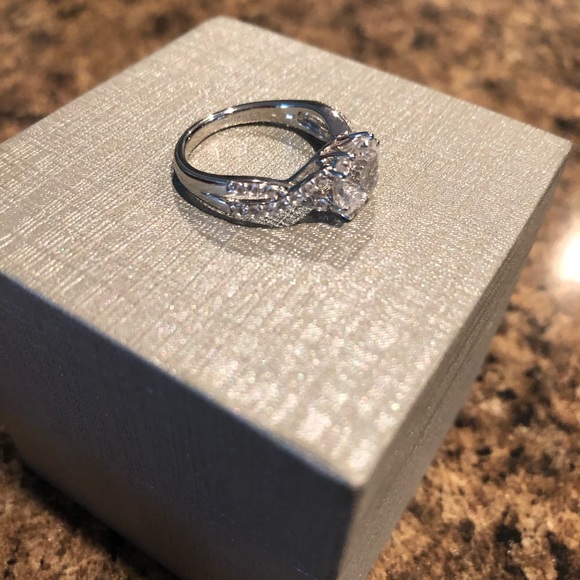 White Sapphire Ring - Picture 5 of 7